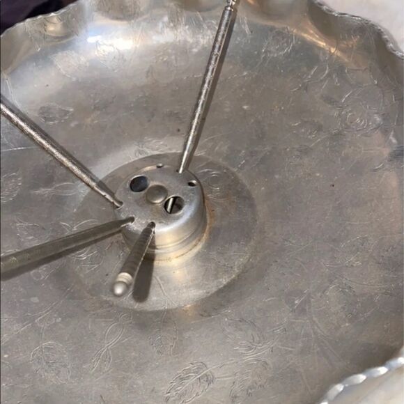 Vintage mid century large hammered aluminum nut with leaf design. - Picture 2 of 6